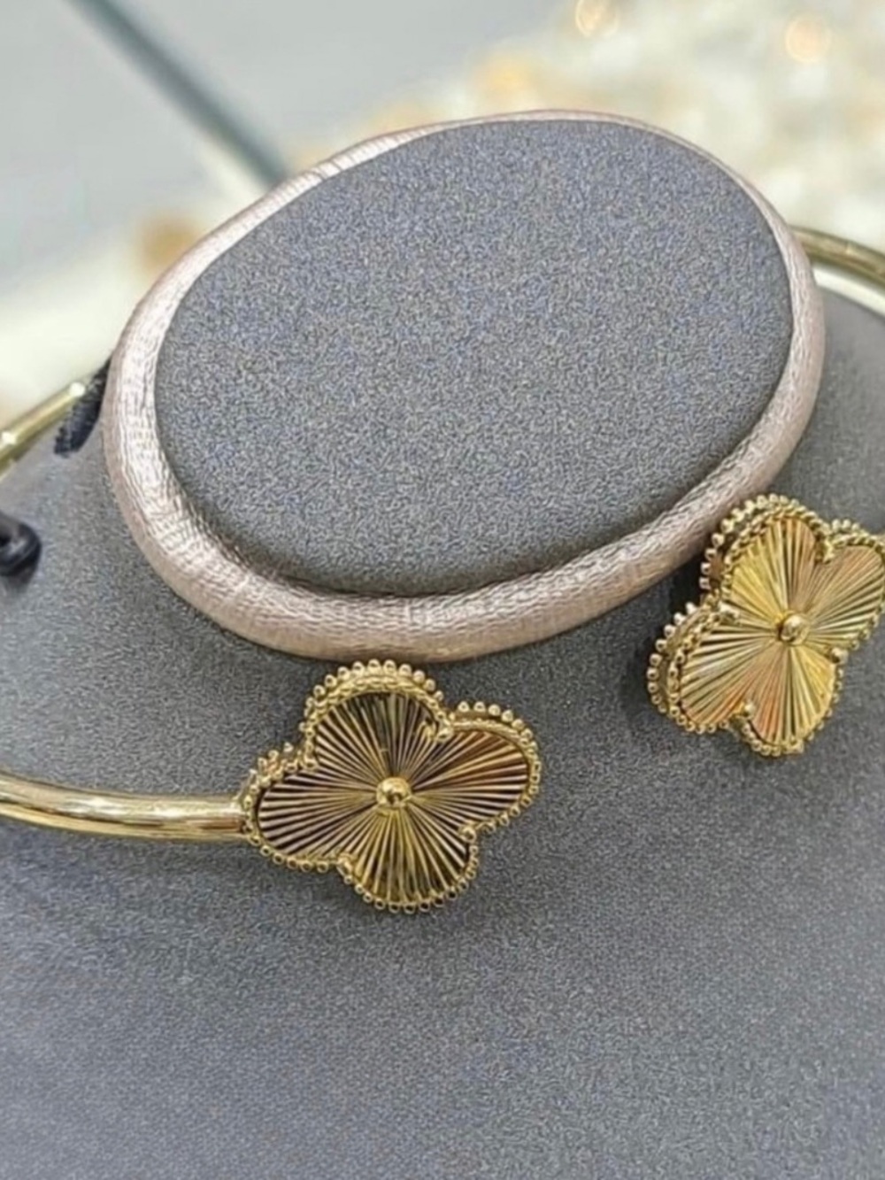 18K Saudi Solid Gold 8.1 grams Bangle